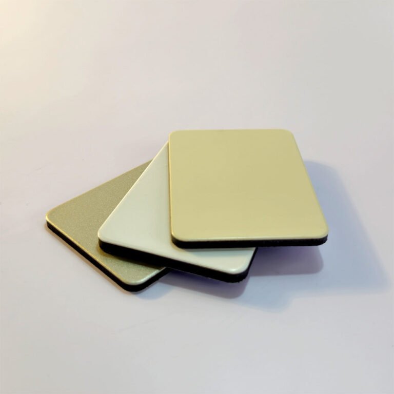 Muestras de paneles de aluminio compuesto en tono beige