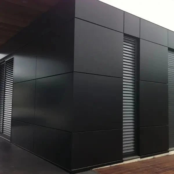Fachada revestida con paneles de aluminio compuesto negro