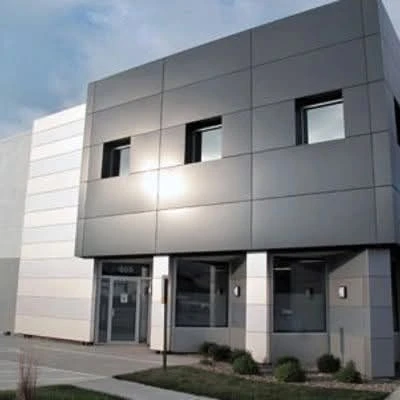 Edificio con fachada de paneles de aluminio compuesto gris y plateado